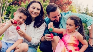 Familia Măruță, mesaj emoționant de Paște! Vezi ce au făcut cei patru, în curtea casei, cu ouă roșii în mâini VIDEO