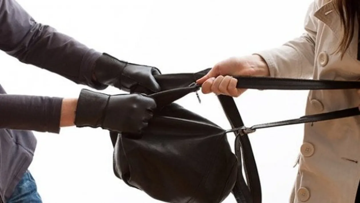 Un tânăr din Capitală a bătut o femeie și i-a furat geanta. Ce s-a întâmplat cu agresorul