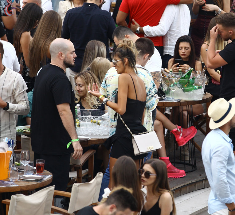 BroMania și sexy-asistenta, discuții în toiul unui super-party
