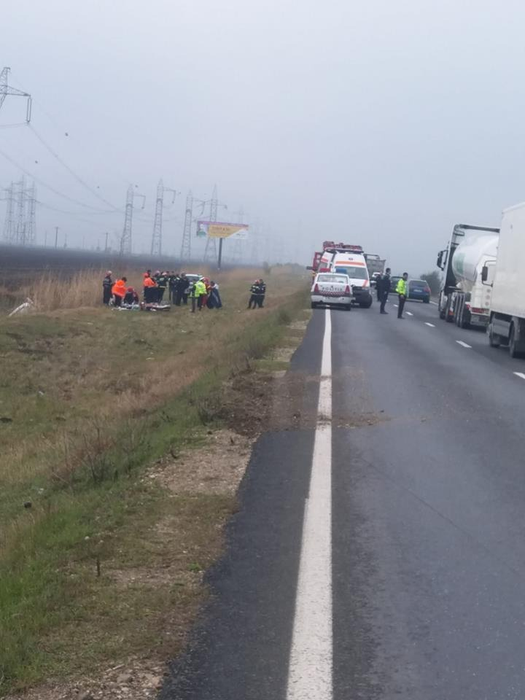 Tragedie pe DN 21, după ce două mașini s-au ciocnit și s-au răsturnat pe câmp. A fost solicitat elicopterul SMURD