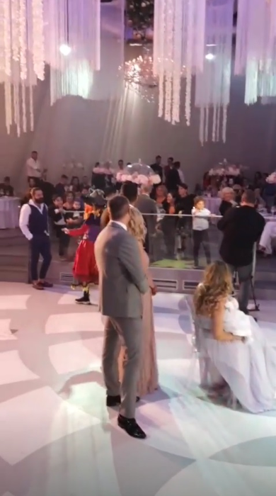 Bursucu și-a botezat aseară fetița! Cum s-a îmbrăcat Andreea, iubită prezentatorului de la Kanal D