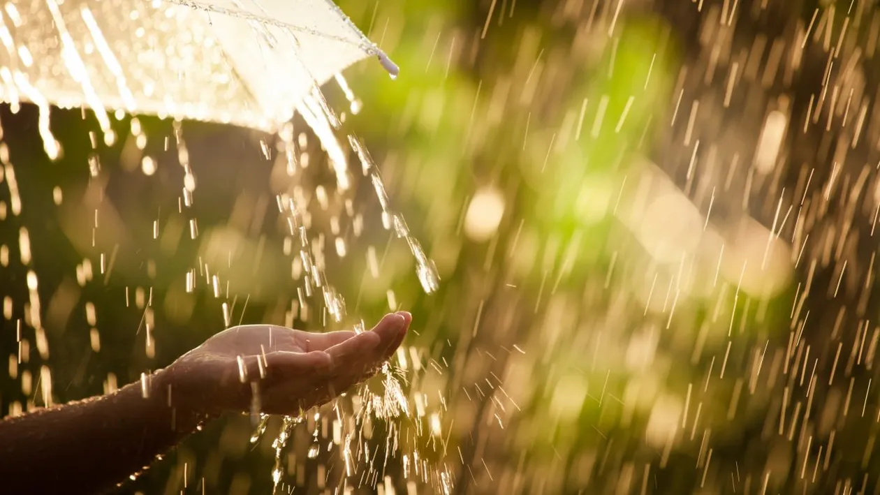 Vremea se schimbă radical! Coduri portocalii și galbene de caniculă, vijelii şi grindină emise de meteorologi