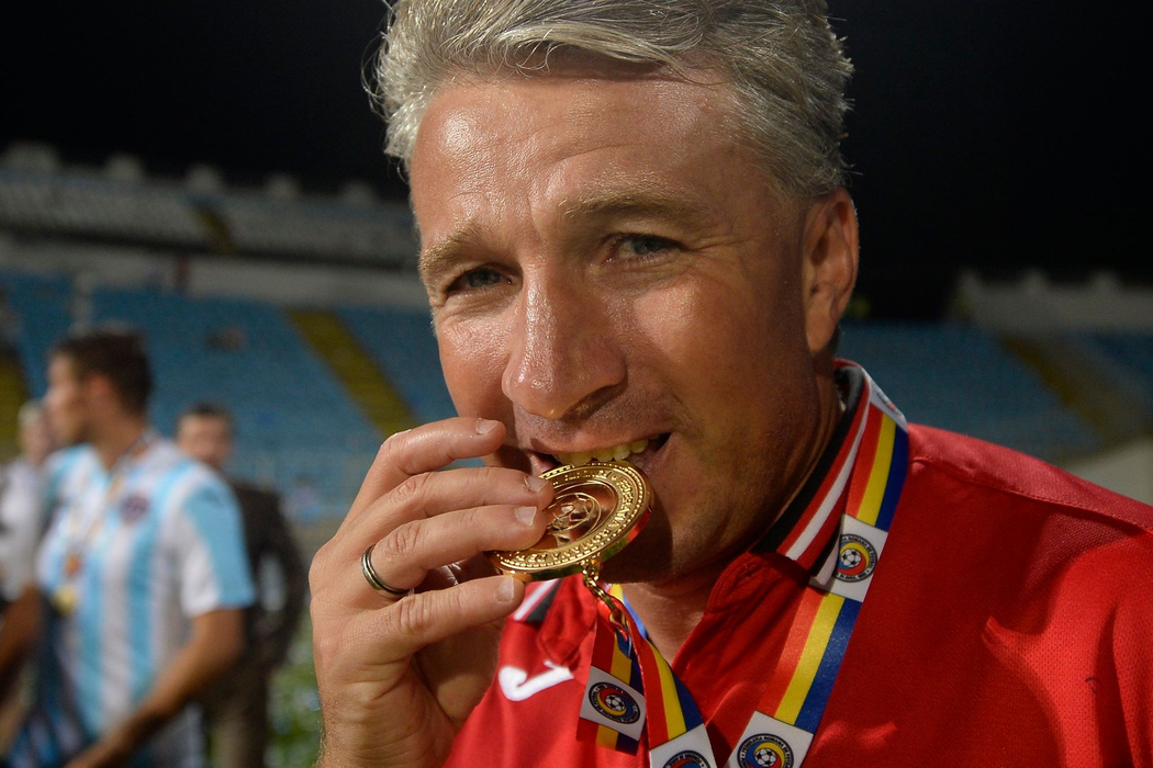 Cine este soția lui Dan Petrescu, de fapt. Fostul fotbalist are 3 fete frumoase, dar care nu locuiesc în țară