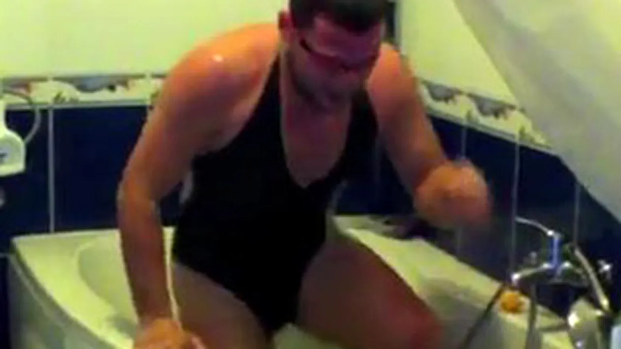 VIDEO Maria Dinulescu, luata la misto si de Cosmin de la Cassa Loco! Vezi cum o imita acesta aruncandu-se in cada!