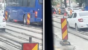 Situație neașteptată pentru un șofer din Capitală! A vrut să scape de ambuteiaj, dar a rămas cu mașina împotmolită în beton