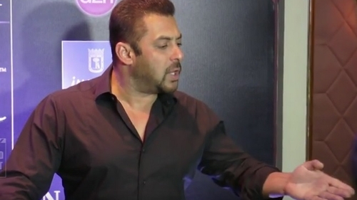 SALMAN KHAN a răbufnit după ce un reporter l-a întrebat despre relaţia cu IULIA VÂNTUR! Momentul a fost filmat