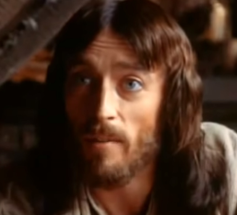 Îl mai ții minte pe Robert Powell, cel care l-a jucat pe Iisus din Nazaret? Așa arată acum celebrul actor. A ajuns la 74 de ani și…