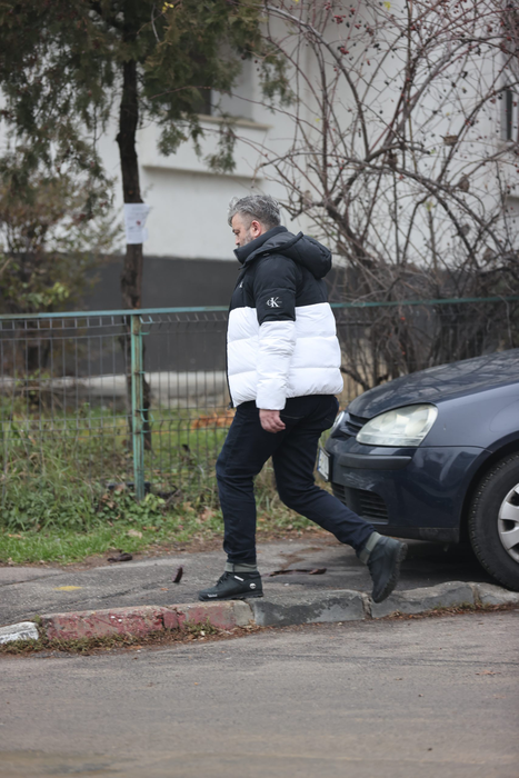 Radu Onișoru se îndreaptă către blocul Simonei/Sursă foto: CANCAN.RO