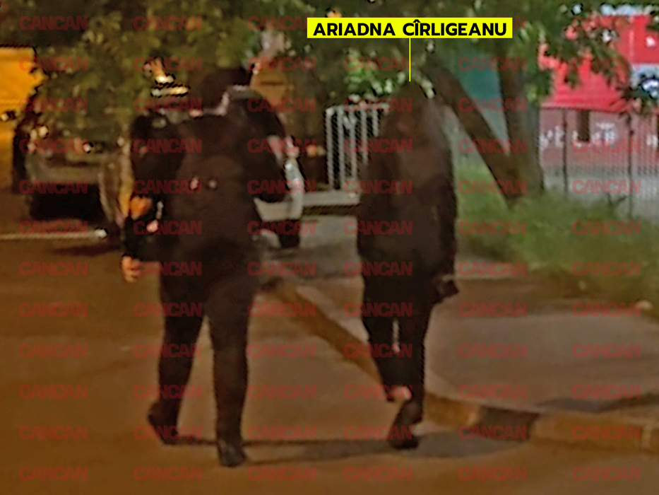 Ariadna și bărbatul se îndreaptă către mașina cu număr BOS (Foto: CANCAN.RO)