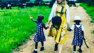 Moment emoţionant pentru Madonna! Cum au reacţionat gemenele adoptate atunci când au primit prima lor păpuşă - VIDEO 
