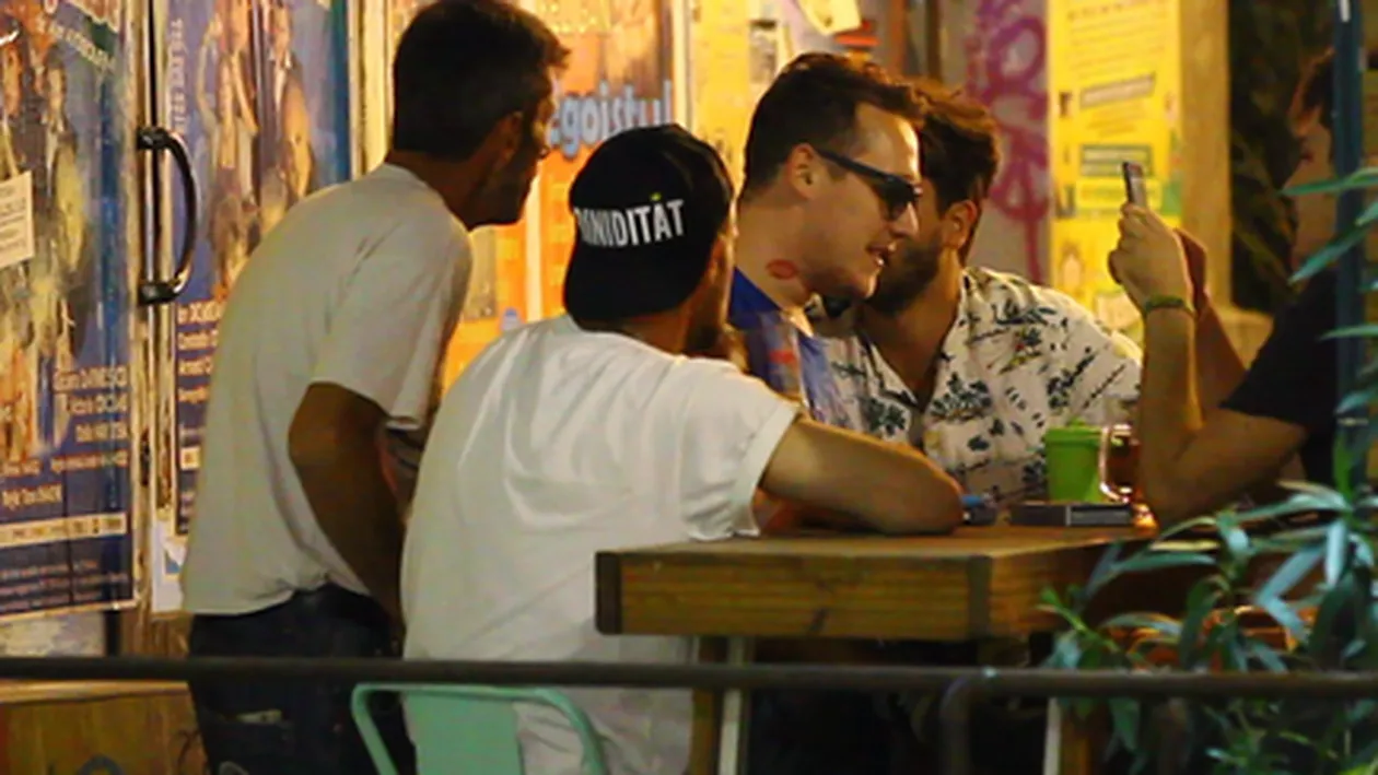 Doua buze rosii s-au lipit de gatul lui What's Up! Artistul nu este deloc deranjat, ba e foarte mandru de rezultat