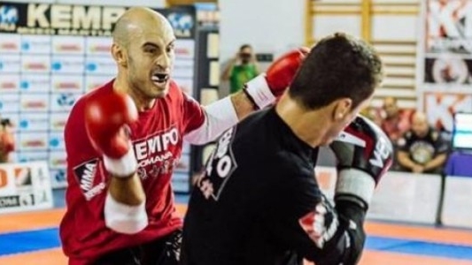 A apărut hit-ul anului, după ce Mircea Badea a pupat podeaua ringului! ”Dormi, dormi, puiul mamii!” Râzi de intri în corzi dacă asculți versurile VIDEO