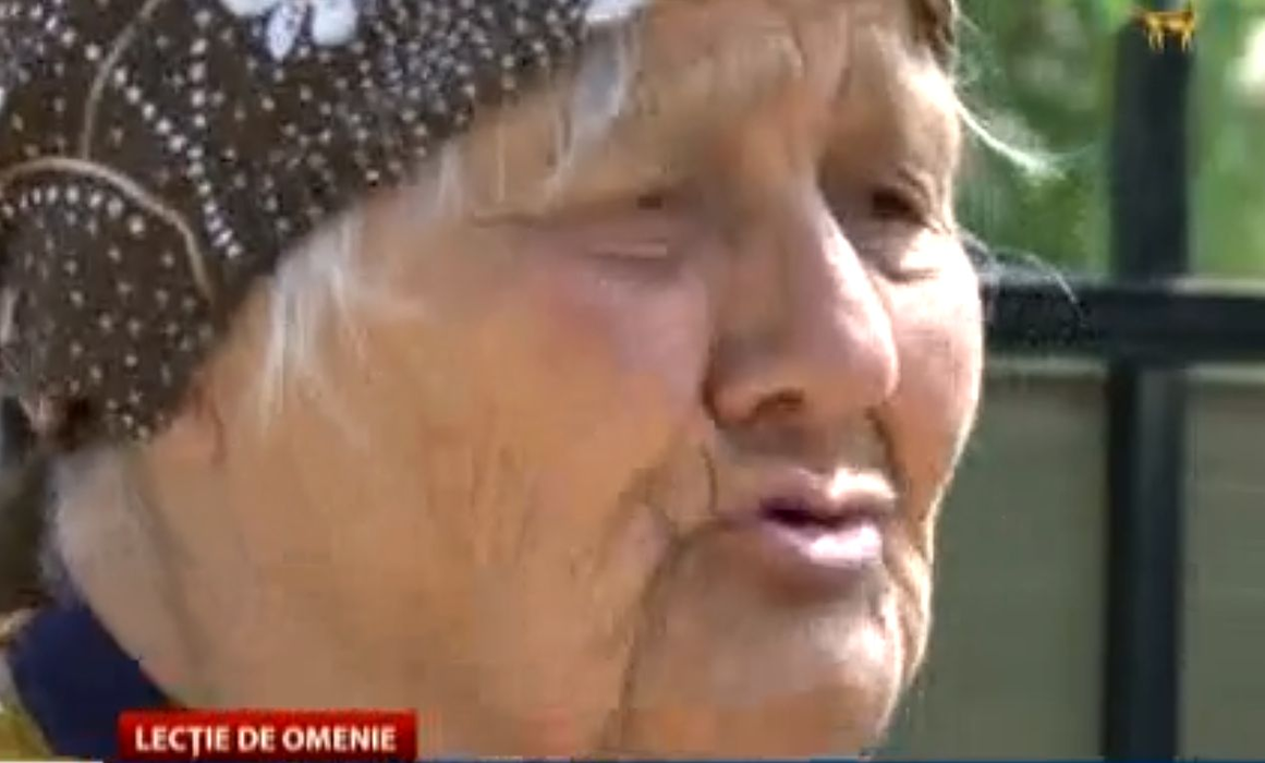 O bătrână de 81 de ani din Prahova a găsit la gunoi o geantă cu 20.000 de lei, darul de nuntă primit de niște tineri! Ce a făcut femeia e uluitor