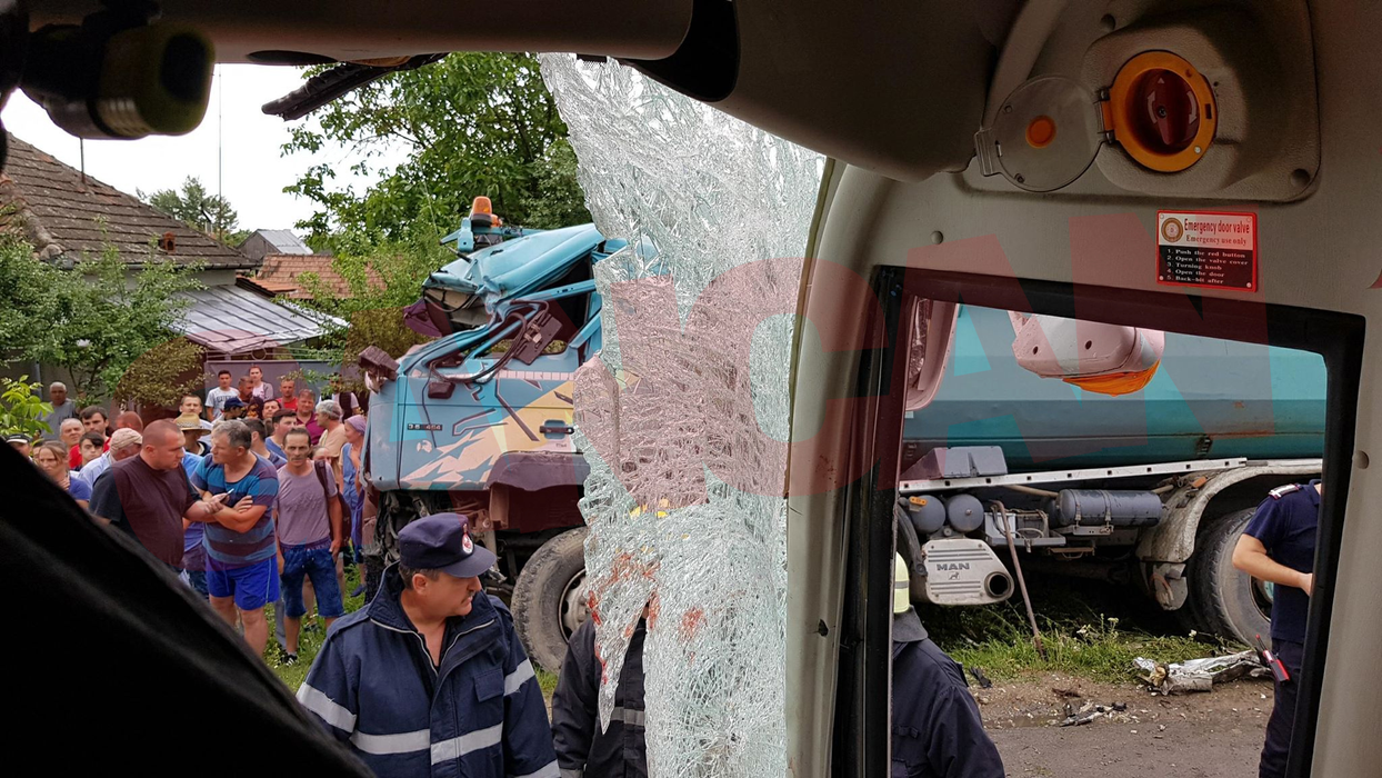 Accident înfiorător în județul Arad, după ce un autobuz plin cu oameni s-a ciocnit cu o autobasculantă. Victimele sunt luate cu elicopterul