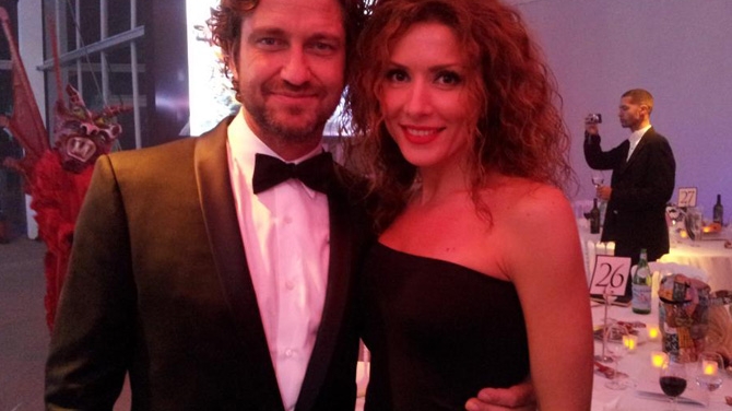 Mircea Badea ia-o p-asta! Carmen Bruma este topita dupa un barbat cu adevarat fatal! Vezi cum arata si cat e de fericita in bratele lui Gerard Butler!