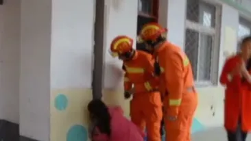 O fetiţă din China a rămas prinsă cu capul între două ziduri!