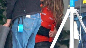 Jennifer Lopez nu pleaca fara Casper de acasa! Vedeta s-a sarutat de zor cu iubitul ei in timpul pauzelor de filmari pe care le avea!