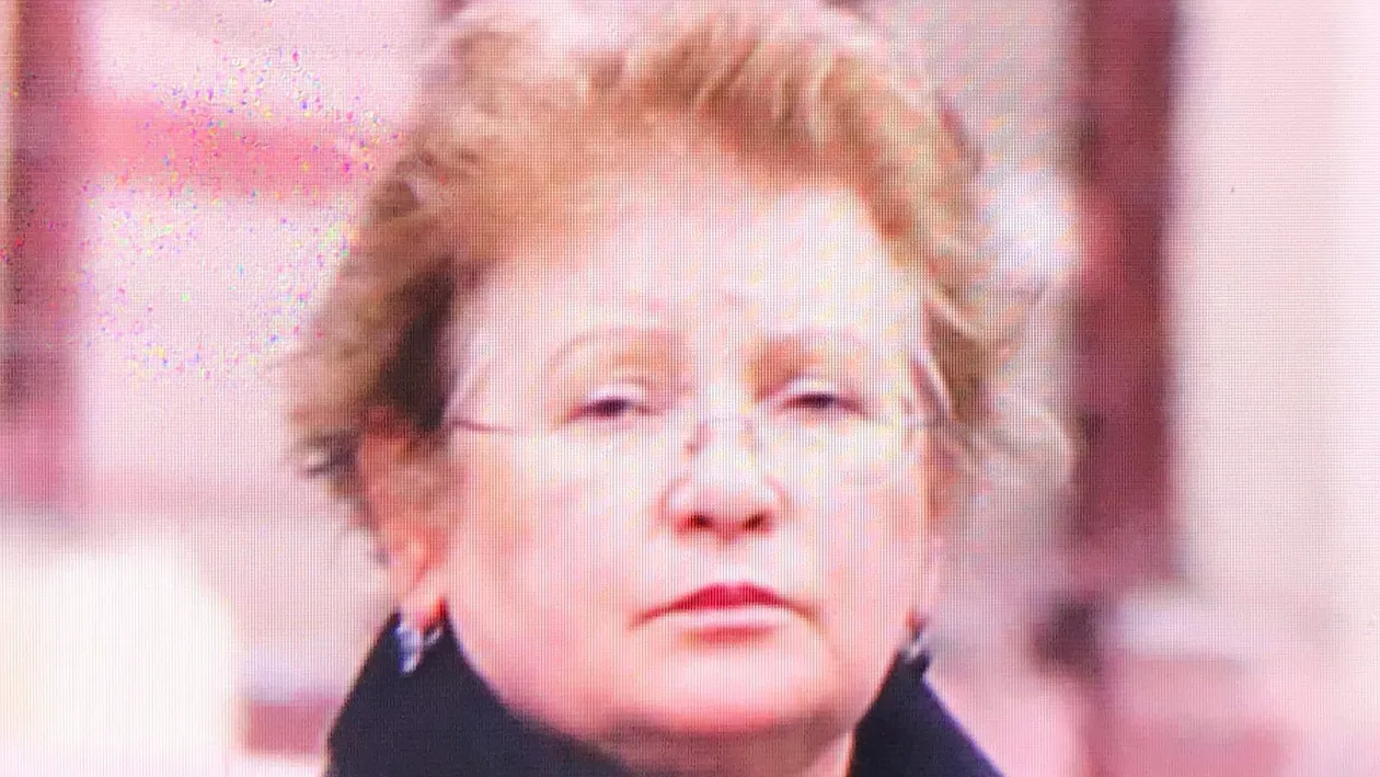 Fiica adoptivă a Stelei Popescu s-a mutat deja în vila regretatei actriţe: „Vrea să îi scoată hainele la licitaţie!” Doina Maximilian a fost marea absentă de la parastasul organizat de colegii mamei ei