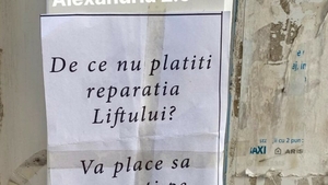 Ce afiș a lipit un bărbat din Alexandria la intrarea în scară. „De ce nu plătiți reparația liftului. Vă place să..”