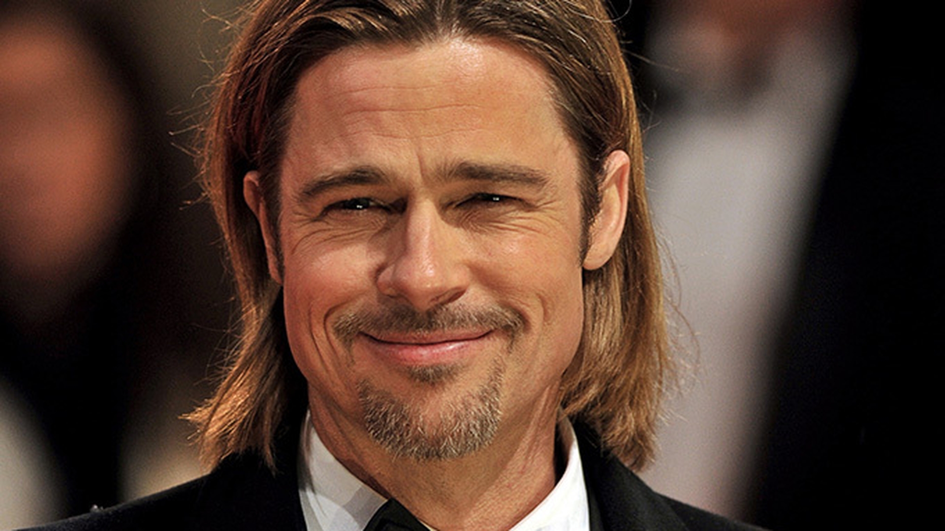 A încercat să ascundă că a slăbit enorm după divorţ, dar nu a reuşit! Cum a apărut BRAD PITT la un eveniment monden