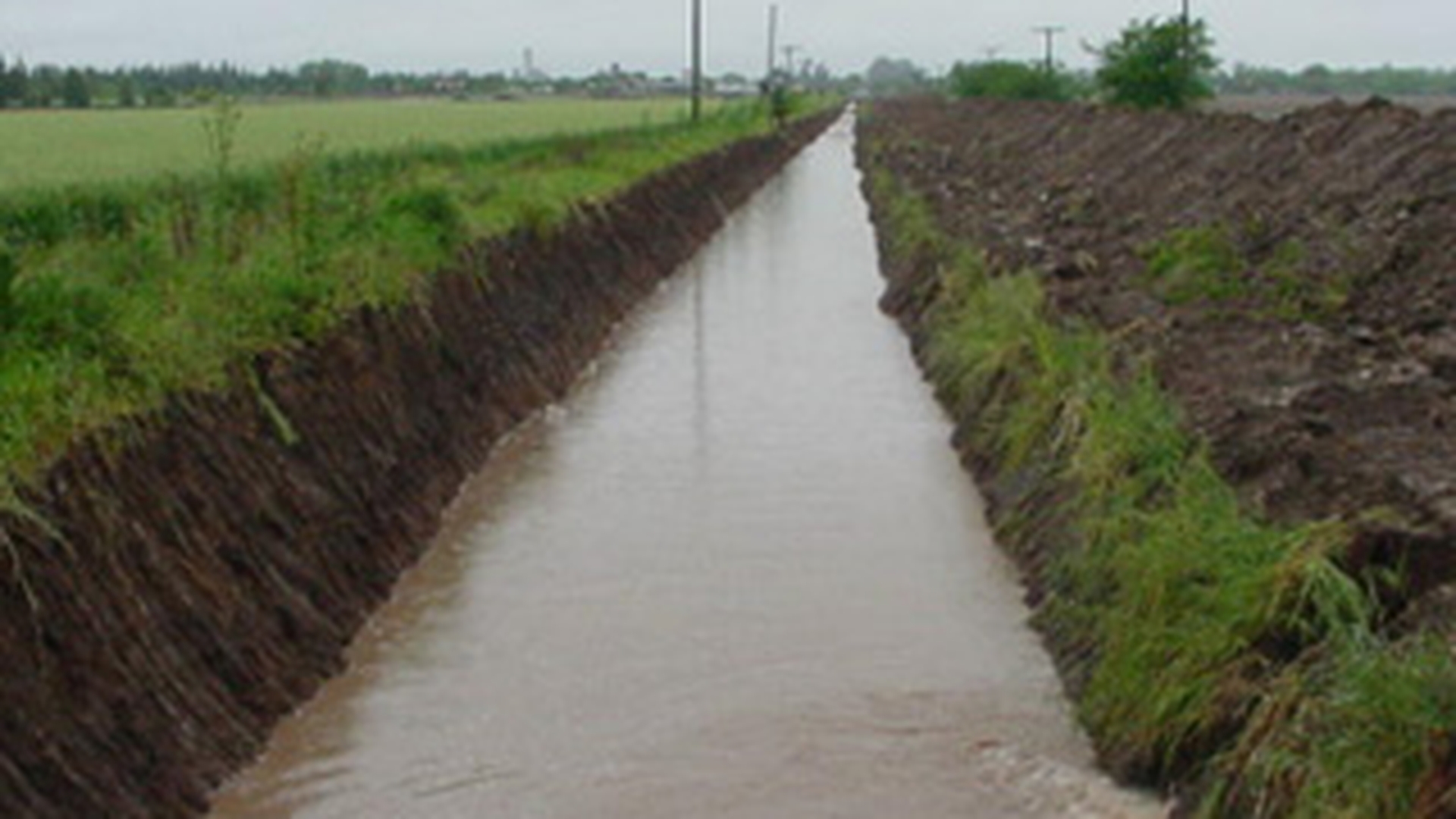 Cadavrul unei femei a fost descoperit intr-un canal pluvial din judetul Hunedoara