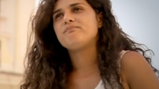 Mai mare rusinea! A venit la X Factor sa ii faca pe parinti mandri, dar a furat un ruj si un rimel de la machiaj! Uite-o in actiune
