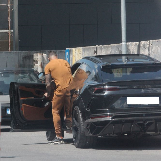 Alex Bodi intră în mașină