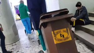 Imagini şocante la Spitalul Judeţean de Urgenţă Craiova. Deşeurile menajere şi toxice, plimbate printre bolnavi