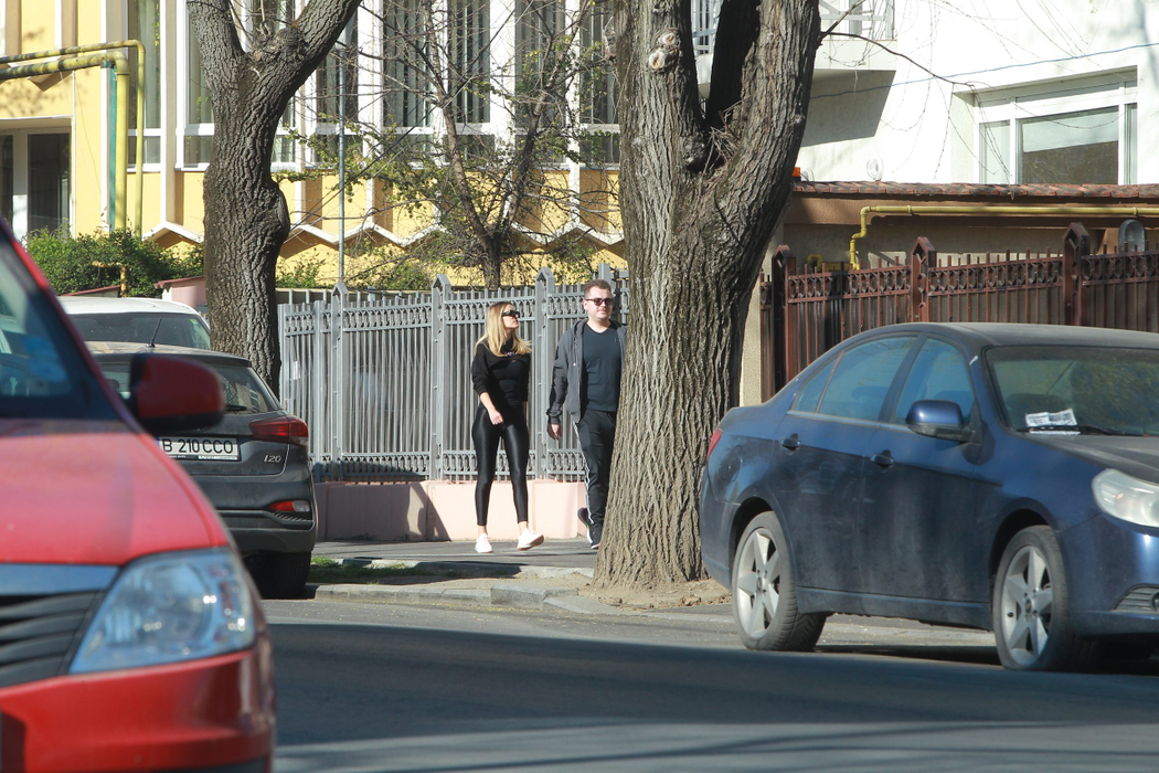 Răzvan Plumb, zis Bozo, a părăsit ”izoarea” și a dat o tură de cartier, alături de blonda lui