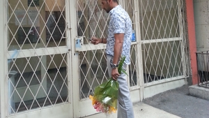 Connect-R nu doarme nici vara asta! S-a mutat de doua saptamani cu noua iubita si nu se duce niciodata acasa fara flori!