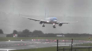 Clipe de coșmar pe aeroportul din Bristol! Manevra salvatoare făcută de o femeie pilot în vârstă de 35 de ani