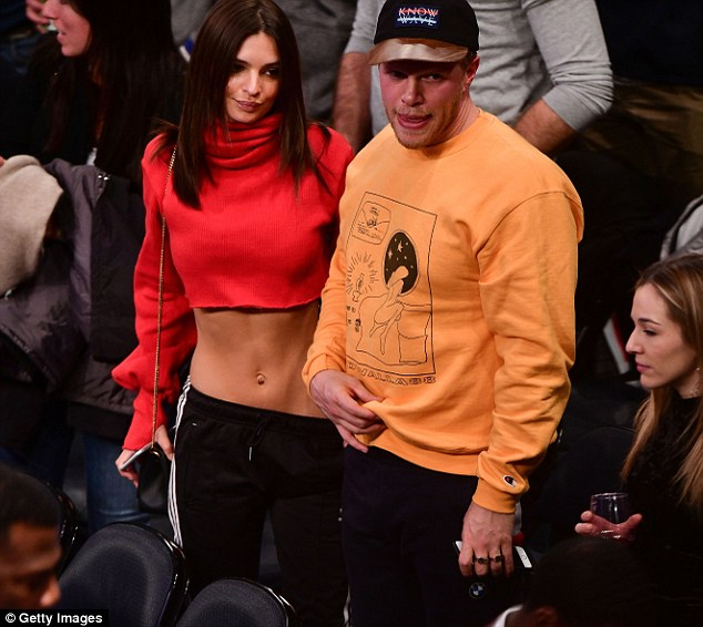 Femeia cu cei mai frumoşi sâni naturali din lume s-a căsătorit! Imagini senzationale din culisele nuntii lui Emily Ratajkowski