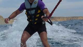 Dani Otil face lobby pentru wakesurfing! "E mai bine decat sa parai un skijet limitat si sa te mai si ciocnesti cu vreun manelist"