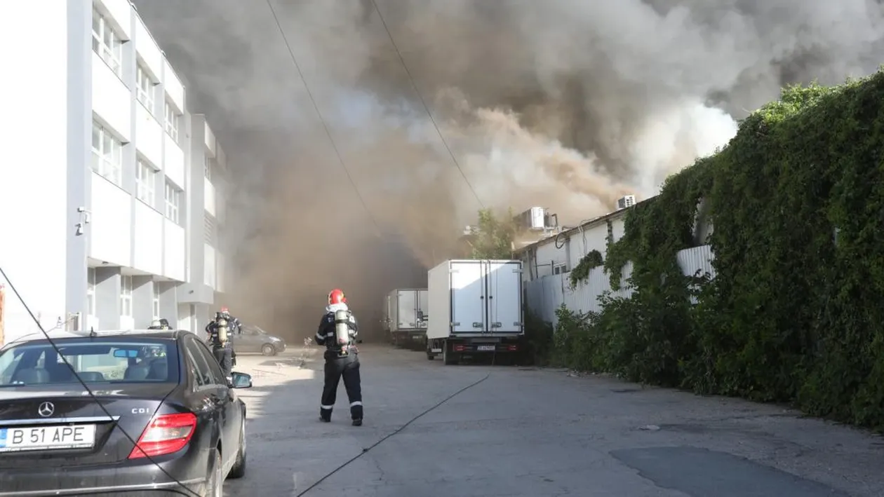 Incendiu devastator la două hale aflate în sudul Bucureştiului, lichidat de zeci de pompieri! A fost emisă o avertizare Ro-Alert