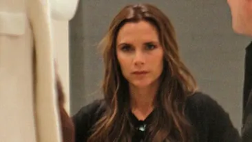 Victoria Beckham ştie să fie şi amuzantă! Mult prea serioasa vedetă s-a îmbrăcat în Pam din Dallas! Nu poţi rata aşa imagini unice