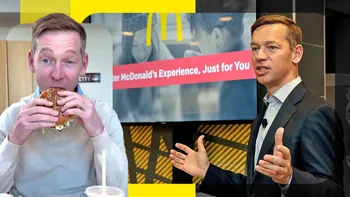 CEO-ul McDonald’s, pus la zid după ce a gustat dintr-un burger și s-a strâmbat în fața camerei. Clipul viral l-a făcut ținta ironiilor pe internet