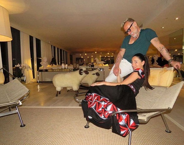 Milionarul şi soţia acestuia în casa din Miami