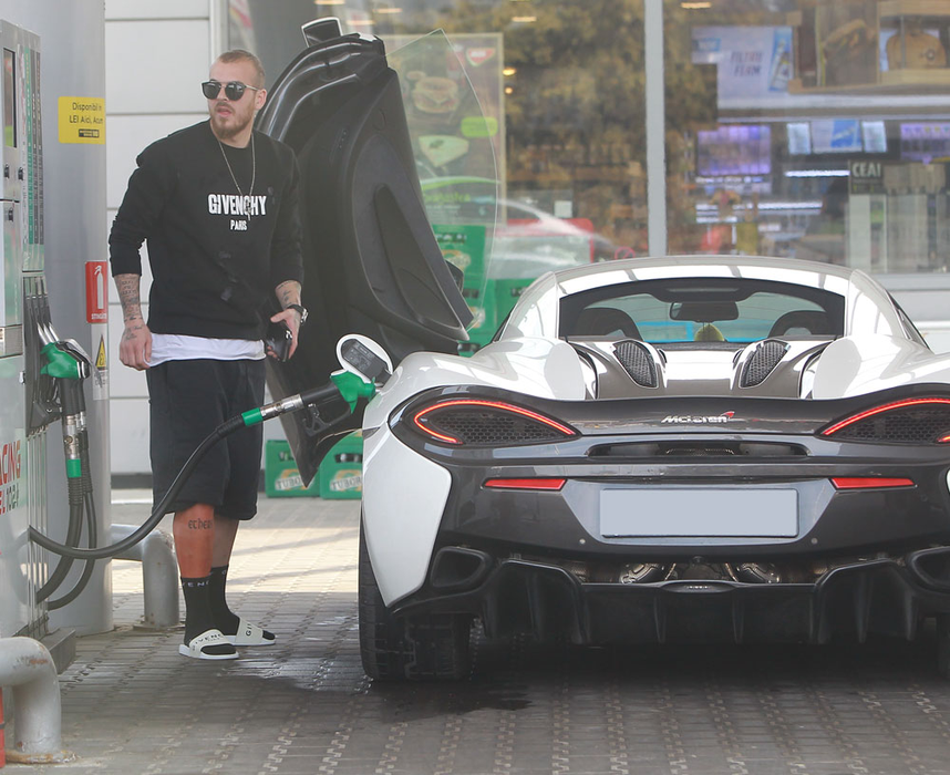 Denis Alibec a coborât în papuci la benzinărie ca să facă plinul McLaren-ului de 170.000 €