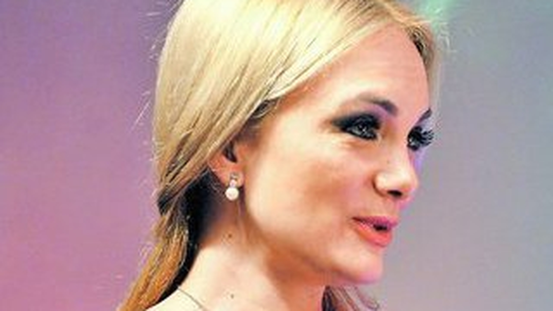 Femeile care "raspund pentru guvernanti" seamana bine intre ele. Purtatoare de cuvant la indigo!