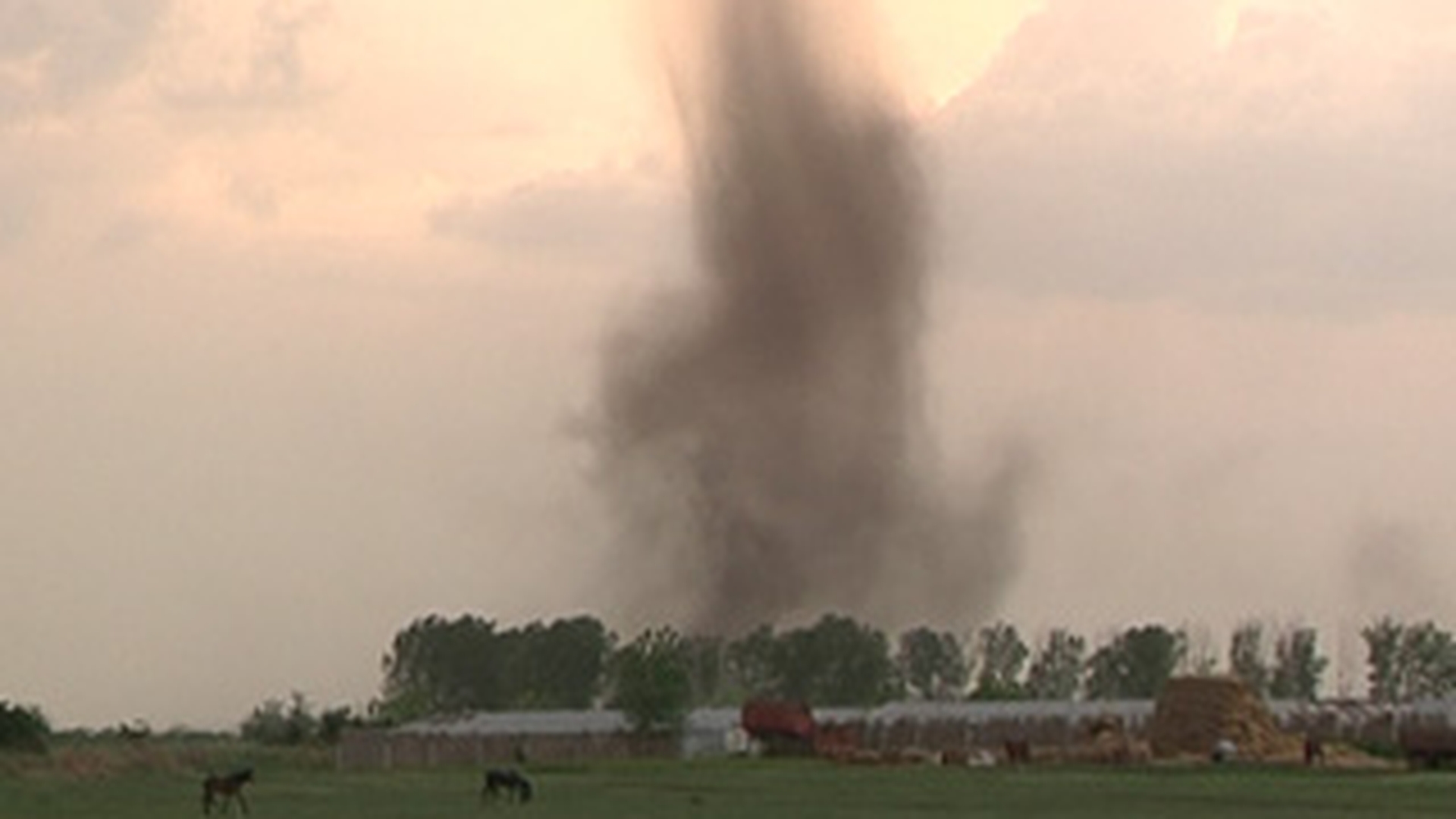 Fenomen meteo ciudat: o tornada a lovit un sat brailean