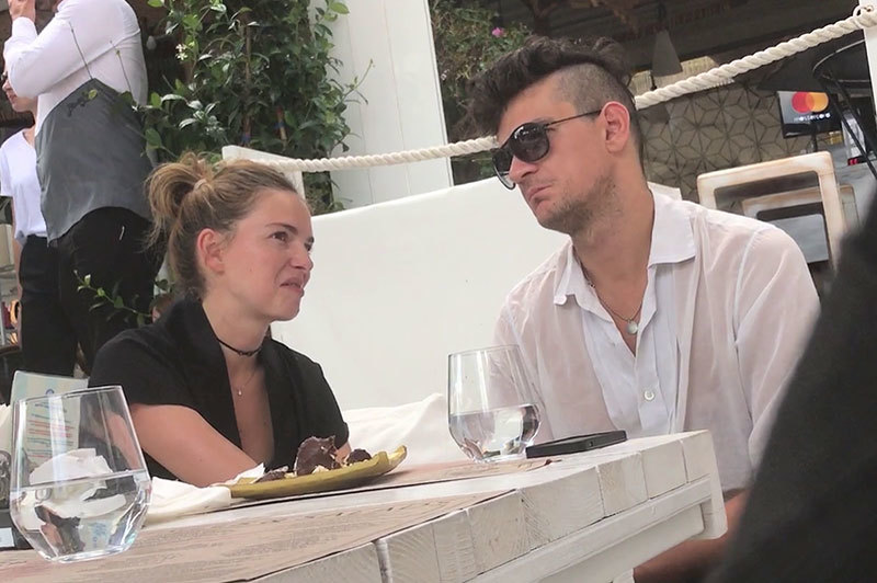 Iulia şi Tudor discută pe marginea unui subiect