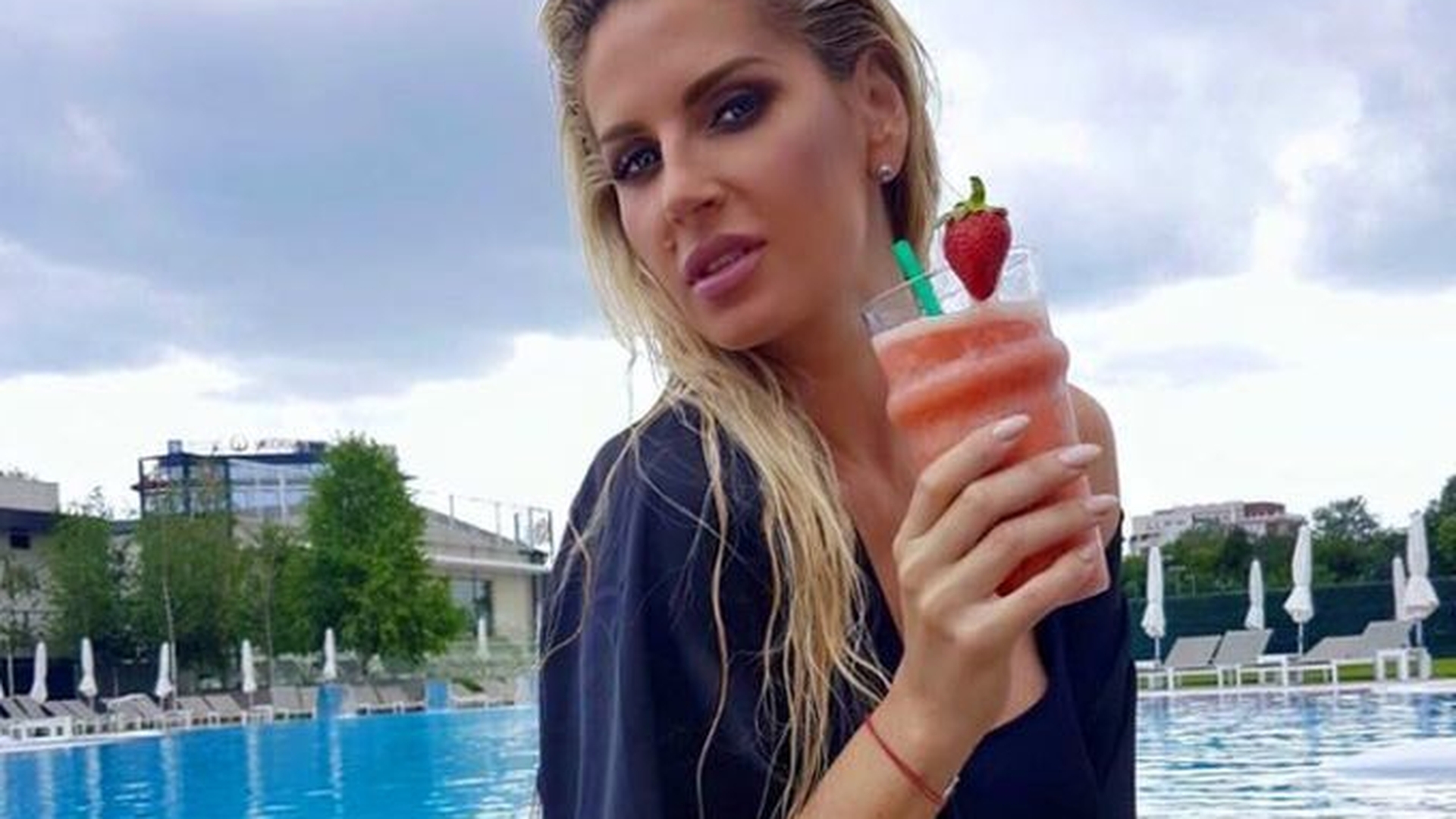 Mai provocatoare de atât nici nu putea fi! ANDREEA BĂNICĂ, gravidă în cinci luni, s-a fotografiat într-un costum de baie minuscul, iar fanii...