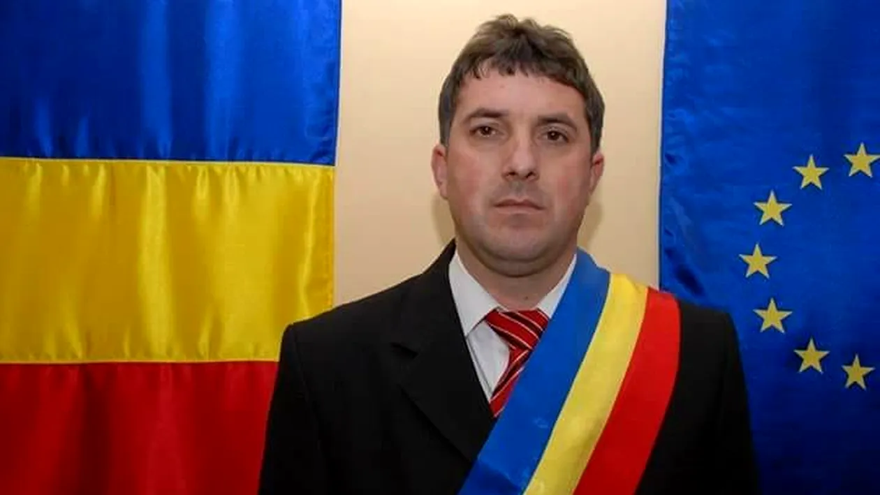 El este primarul din Dâmbovița care s-a autodeclarat cetățean de onoare. Ion Leonard Dicu a și lăcrimat pe parcursul ceremoniei