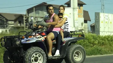Ca la indieni! Doi parinti inconstienti si-au facut copilul “sandvici” pe un ATV!