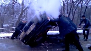VIDEO Vezi cum arde o limuzina! Tu ce-ai face intr-o astfel de situatie?