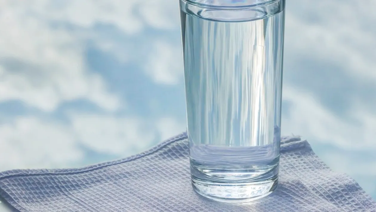 Ce se întâmplă în corpul tău când bei apă în timpul meselor. De ce trebuie să renunți la acest obicei