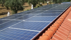 Reduceri de impozit pentru românii care au panouri solare acasă. Noua lege ar putea aduce scutiri importante la taxe