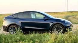 Ce se întâmplă dacă trebuie să fugi cu Tesla în timp ce încarcă? Un atac armat reaprinde discuția