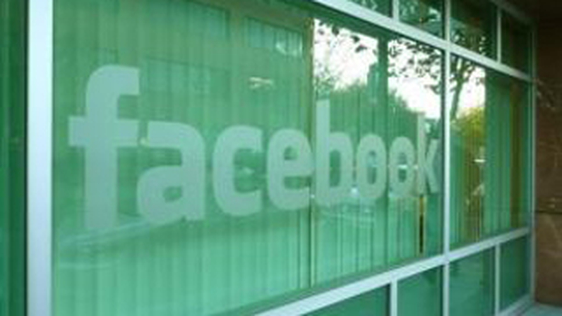 Doi britanici au fost condamnati la 4 ani de inchisoare pentru ca au instigat la violenta pe Facebook