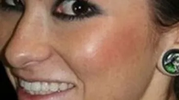 Ultima nebunie in materie de tatuaje! O sa ramai interzis cand o sa vezi ce si-a desenat sub brat o tanara pasionata de arta